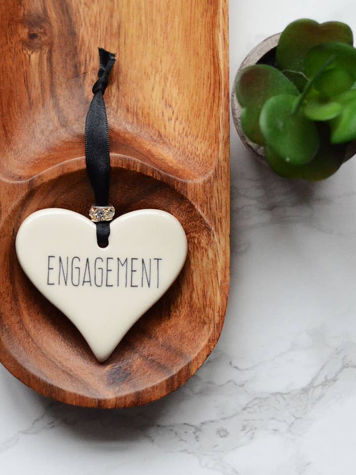 Cœur de fiançailles en pour la vente par Dimbleby Ceramics