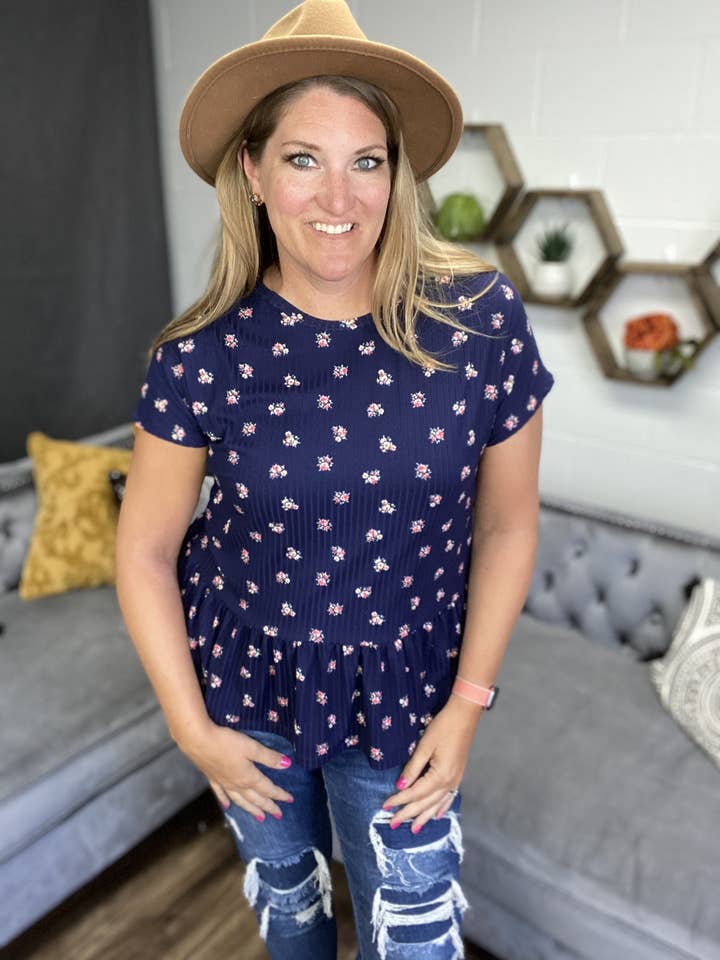 Top Dolman de manga corta floral azul marino con peplum para venta al por mayor de Vivette Apparel