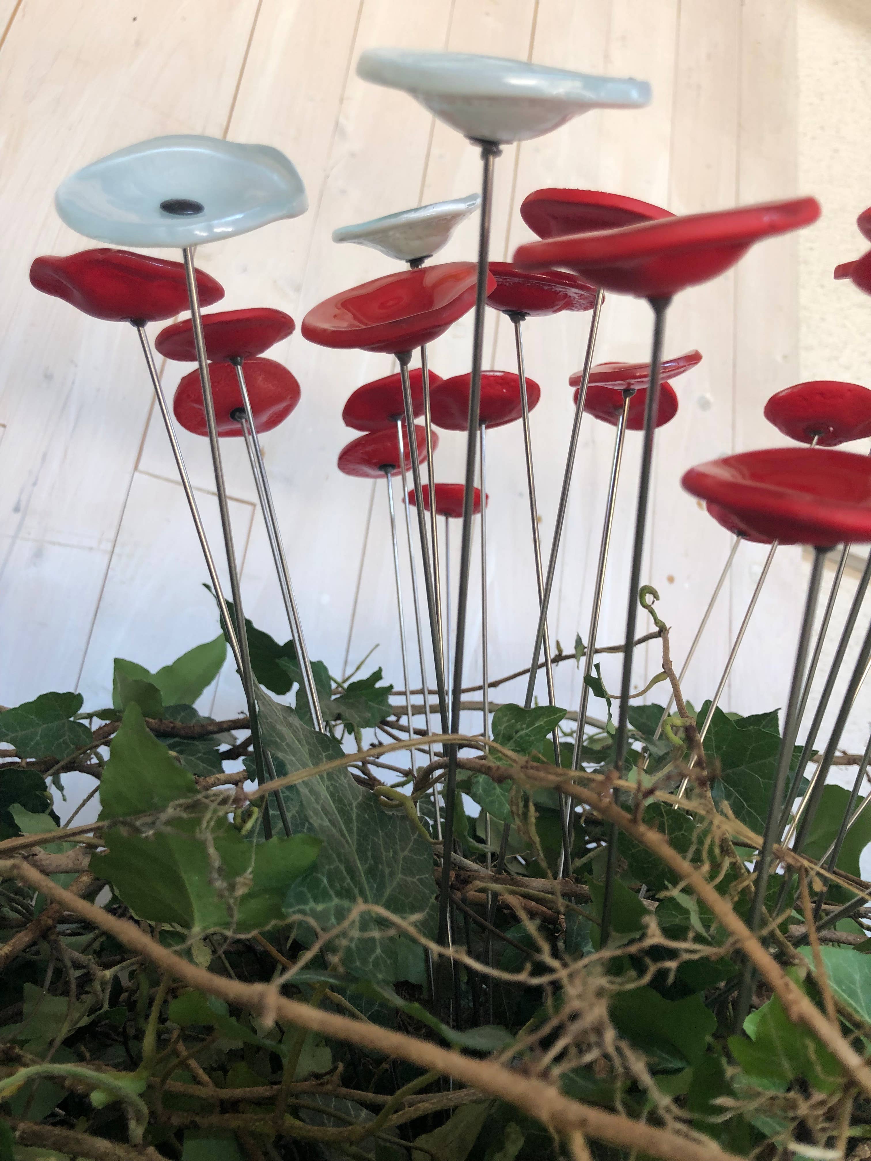 CARNEOL GLASS - Wholesale Garden/Lawn Stake - Small Glass Flower For Outside In Red32