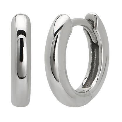 Créoles Huggie classiques en argent sterling pour la vente par The Land of Salt