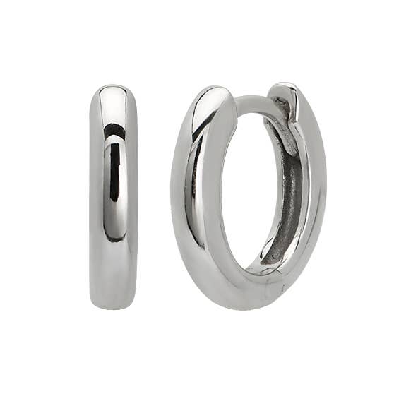 Créoles Huggie classiques en argent sterling pour la vente par The Land of Salt