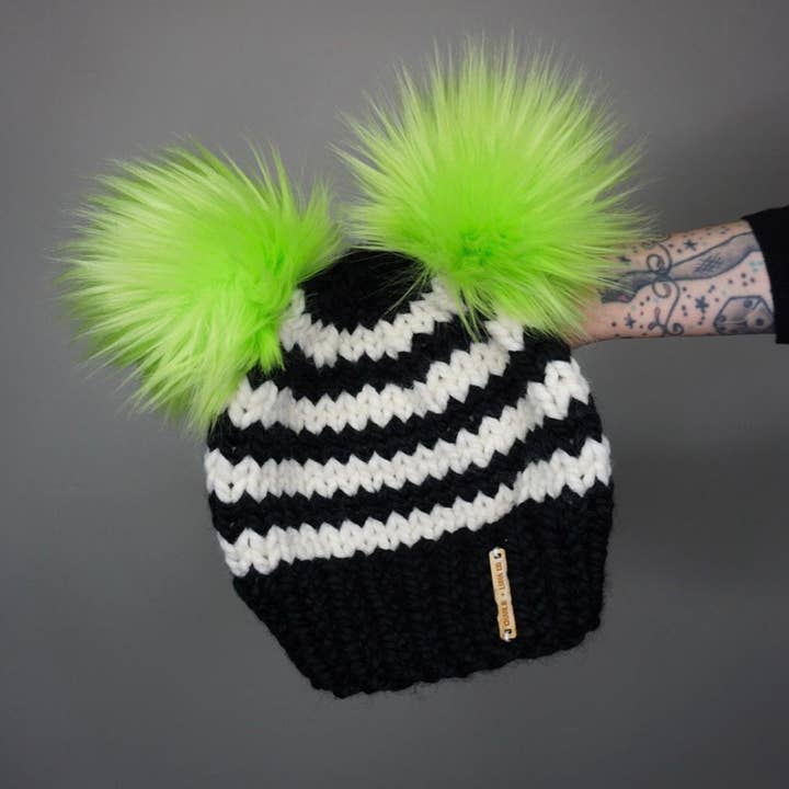 Le Bonnet Double Pompon Beetlejuice - Halloween 2025, bonnet tricoté pour la vente par Charlie & Luna Co.