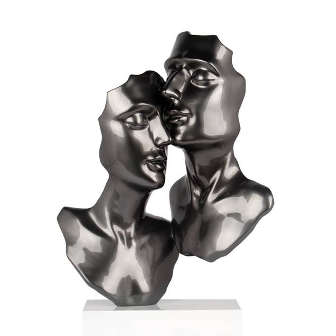 DA1647 - Skulptur Tenerezza Gris - Initial for engroshandel hos Socadis