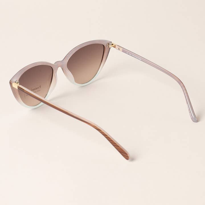 12 COLORI ASSORTITI Occhiali da sole a forma di triangolo Cat Eye con montatura in vendita all'ingrosso su Faire8