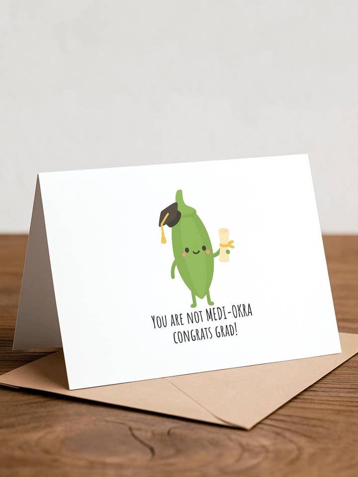 Sjovt eksamenskort, Medi-okra ordspil, Tillykke med eksamen! for engroshandel hos Chewy Lemon Studio