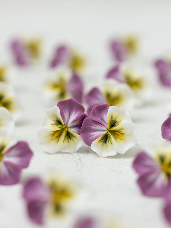 Handgefertigte Stiefmütterchen-Ohrringe – Stecker oder Clips erhältlich für den Großhandel von EtenIren