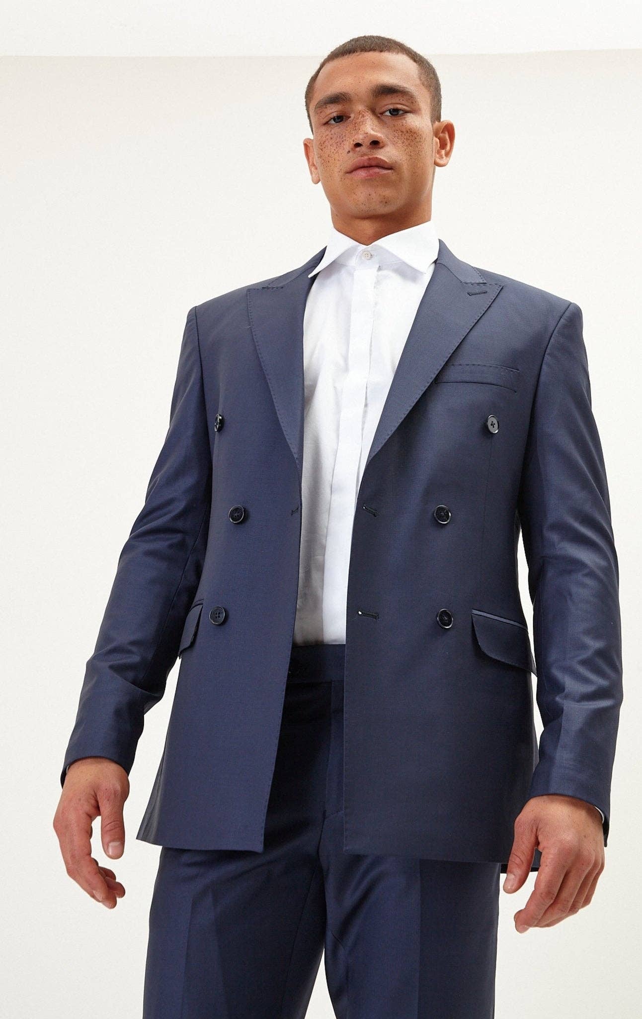 NAVY SOLIDO Abito da uomo Ron Tomson doppiopetto in lana Merino Super 120s, blu navy in vendita all'ingrosso su Faire14