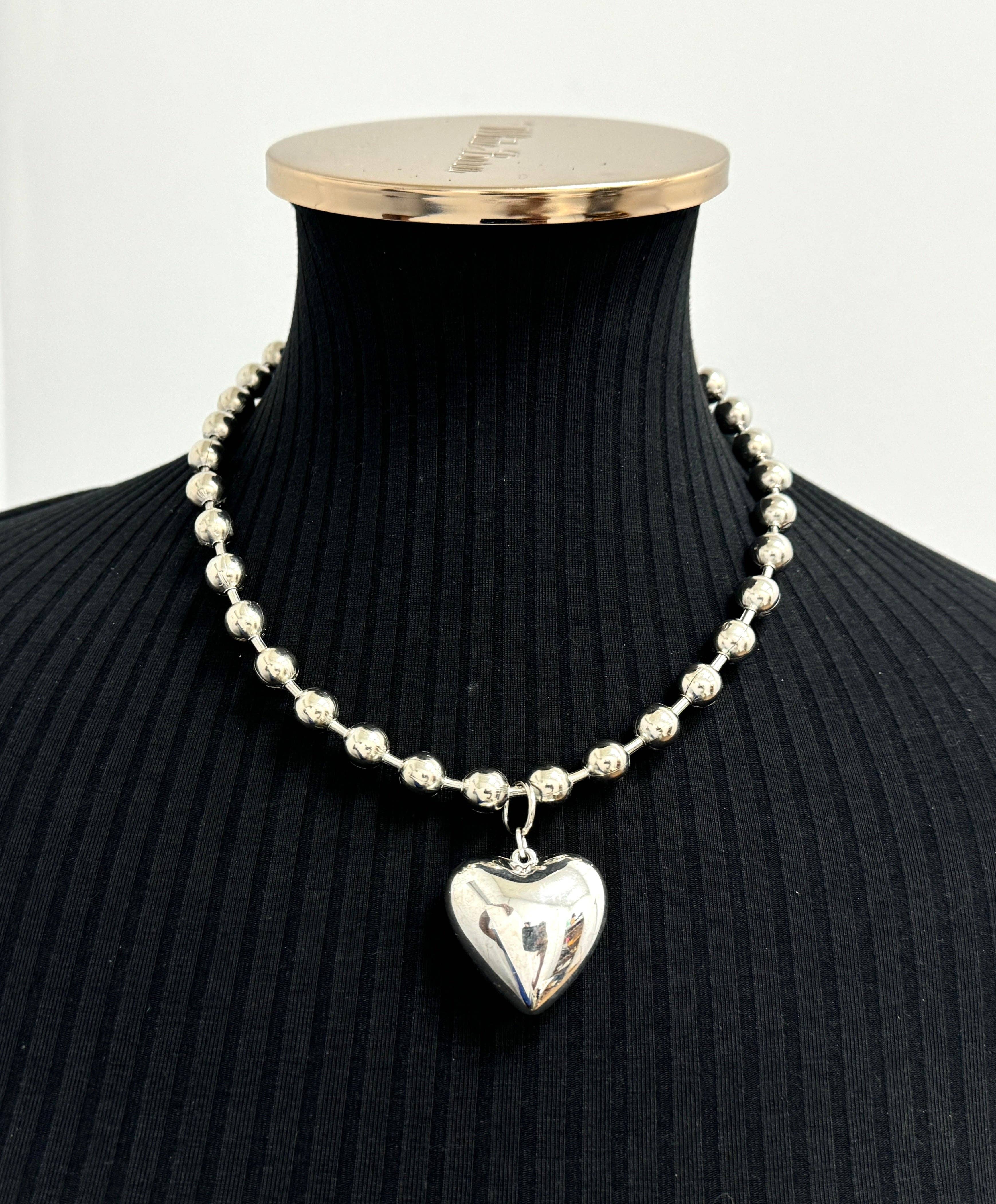 Funk Plus – Engroshandel Halskæde med vedhæng – FC956PUFFY HJERTEVEDHÆNGT KUGLEKÆDE HALSKÆDE2