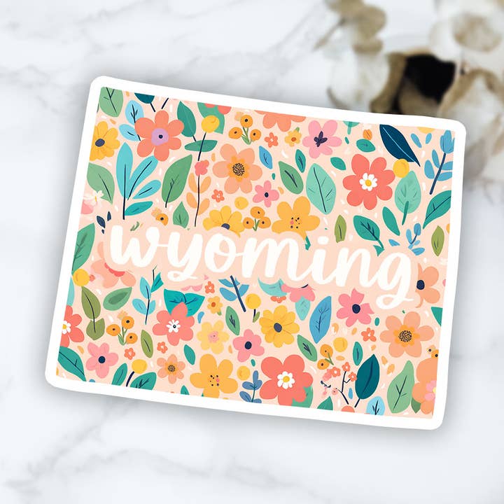 Adhesivo de vinilo del estado de Wyoming con estampado floral en colores pastel primaverales para venta al por mayor de West Creek Mercantile