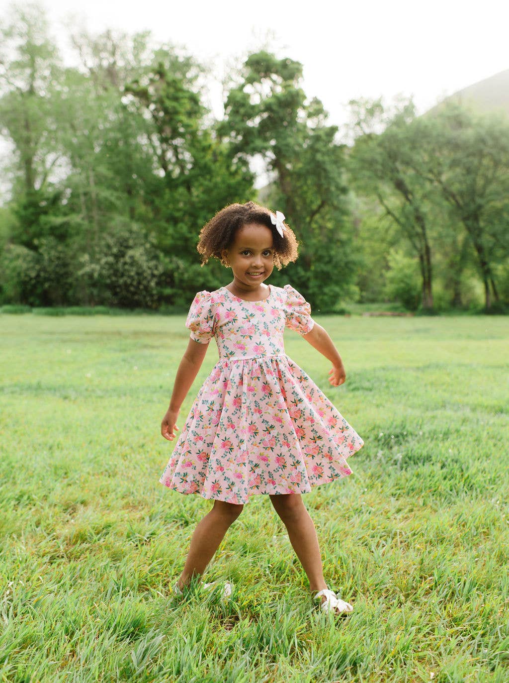 Ollie Jay – wholesale Klänning – Barn – Puffklänning i Peach Bouquet | Flickors Snurrklänning11