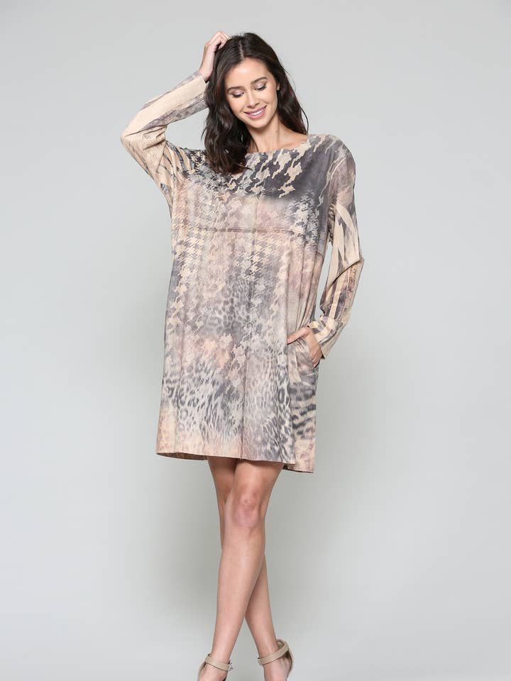 Robe en daim Aurora à col rond avec poches - Animal pour la vente par Joh Apparel