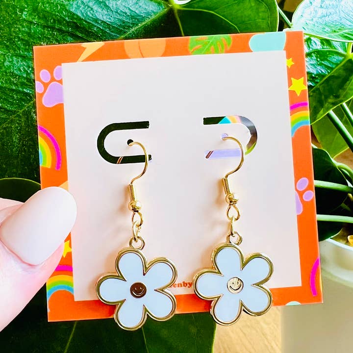 Pendants d'oreilles Smiley Flower pour la vente par Peachy Keen by Design Co