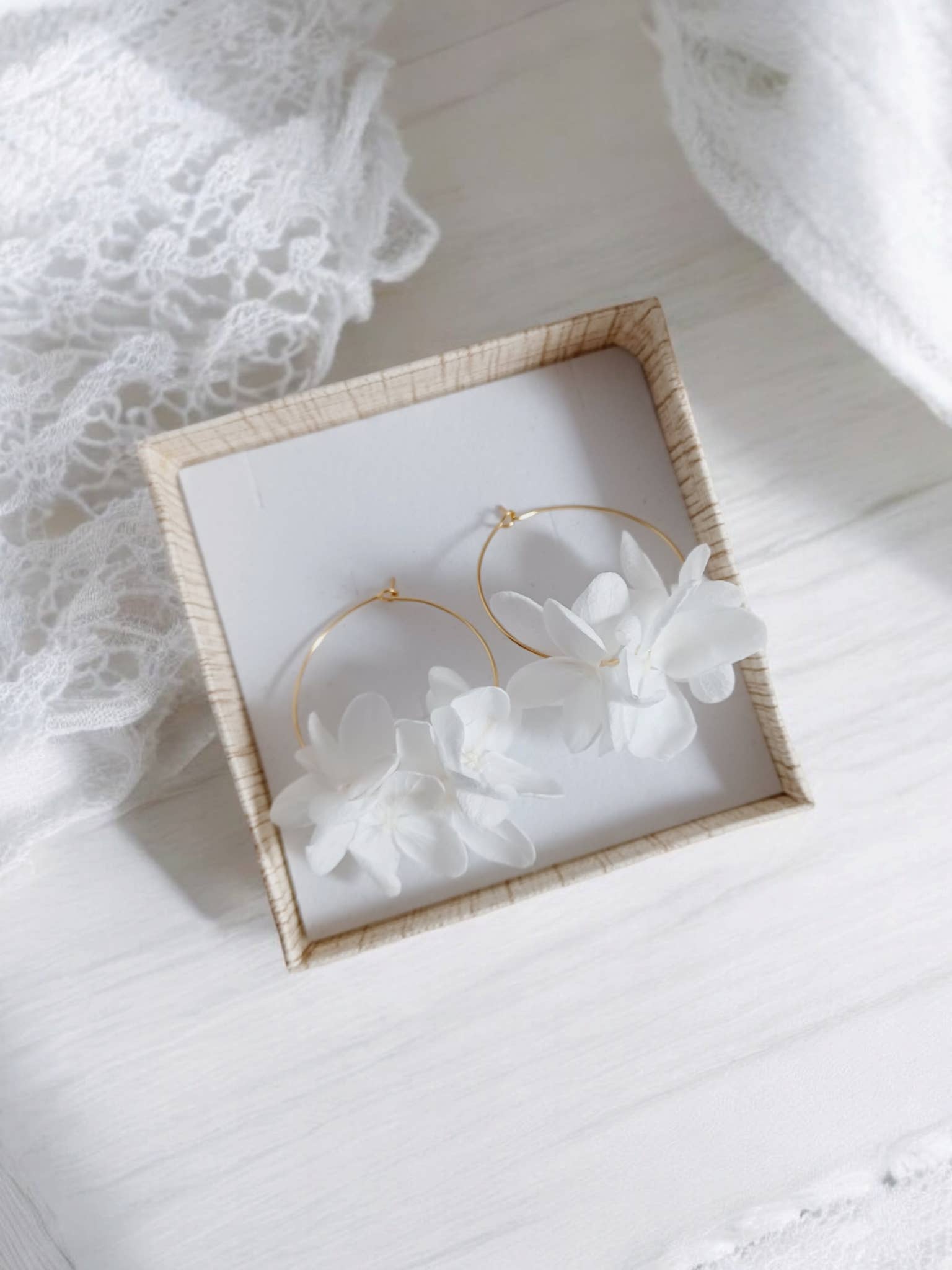 L'atelier du 6 - Wholesale Hoop Earrings - Golden hoop earrings with white stabilized natural flowers.