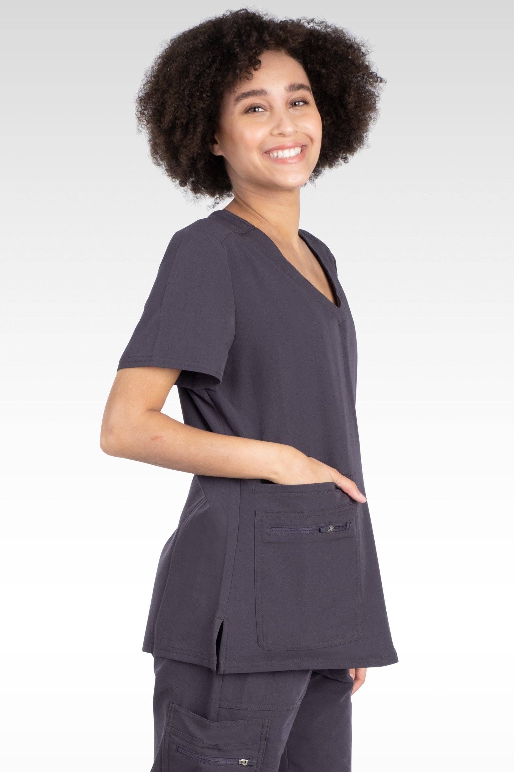 Aura Naturale - Wholesale Uniform voor gezondheidszorg - Dames - Kara Dames Ronde Hals Scrubstop met 4 Zakken (94002)24