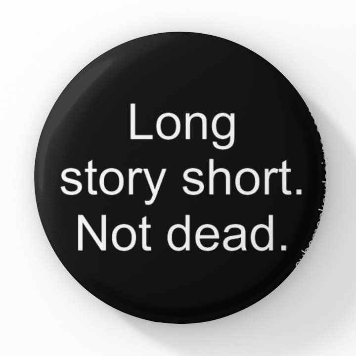 Resumiendo la historia. Not Dead. Botón de 1.5 pulgadas para venta al por mayor de Cube Monkey Designs