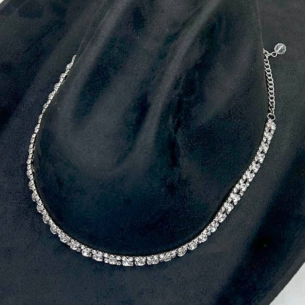 HATC240609-03 Chaîne à chapeau 22 pouces en métal argenté avec perles Rylstone transparentes pour la vente par Western Elite Jewelry