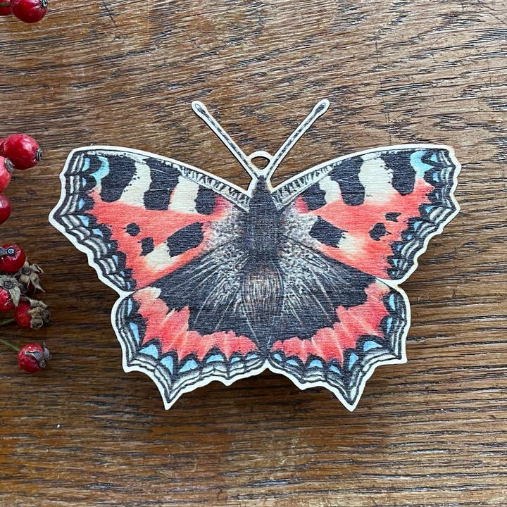 Petite décoration de Noël en bois avec papillon écaille de tortue pour la vente par Fearless Flamingo