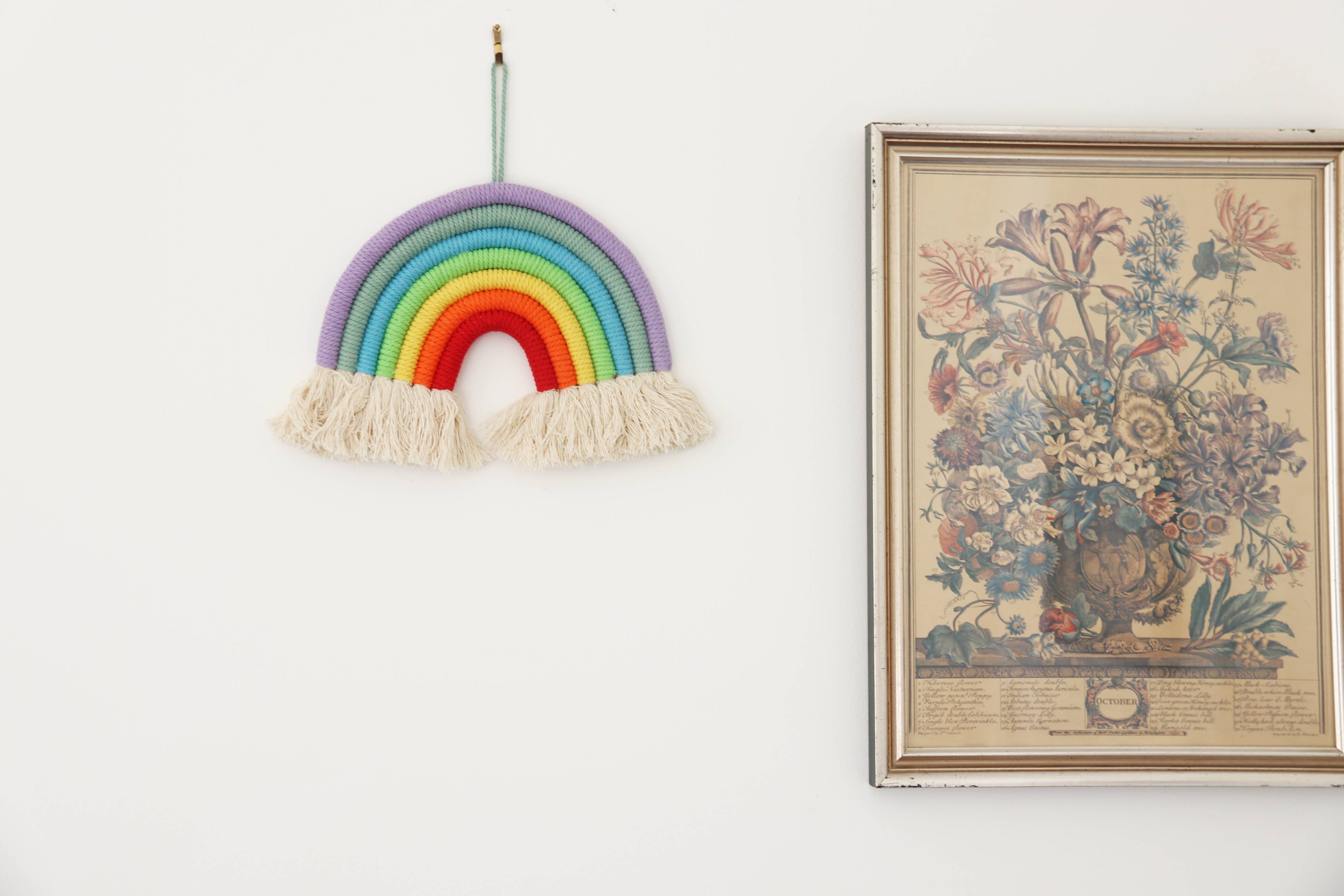 Rosa Decorazione da parete arcobaleno in macramé fatta a mano per cameretta bambini in vendita all'ingrosso su Faire3