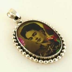 Ciondolo ovale Sterling Frida per la vendita all'ingrosso da parte di Moosepablos, Inc.