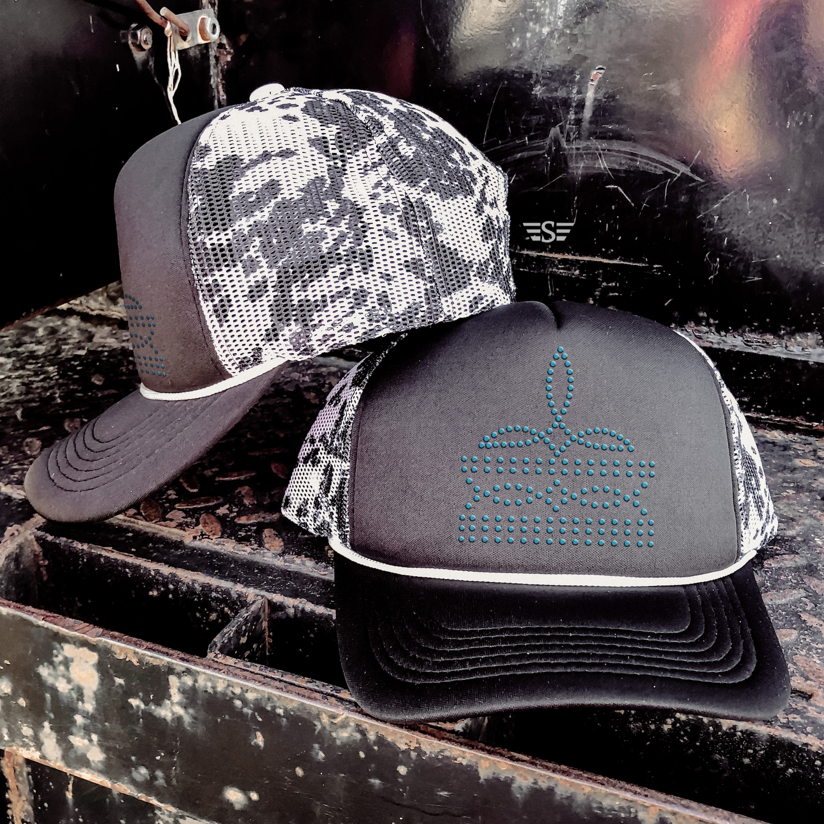 Flying S Company - Venta al por mayor Gorra trucker - Mujer - Gorra Trucker de Malla Estampada con Costura de Bota de Pedrería3