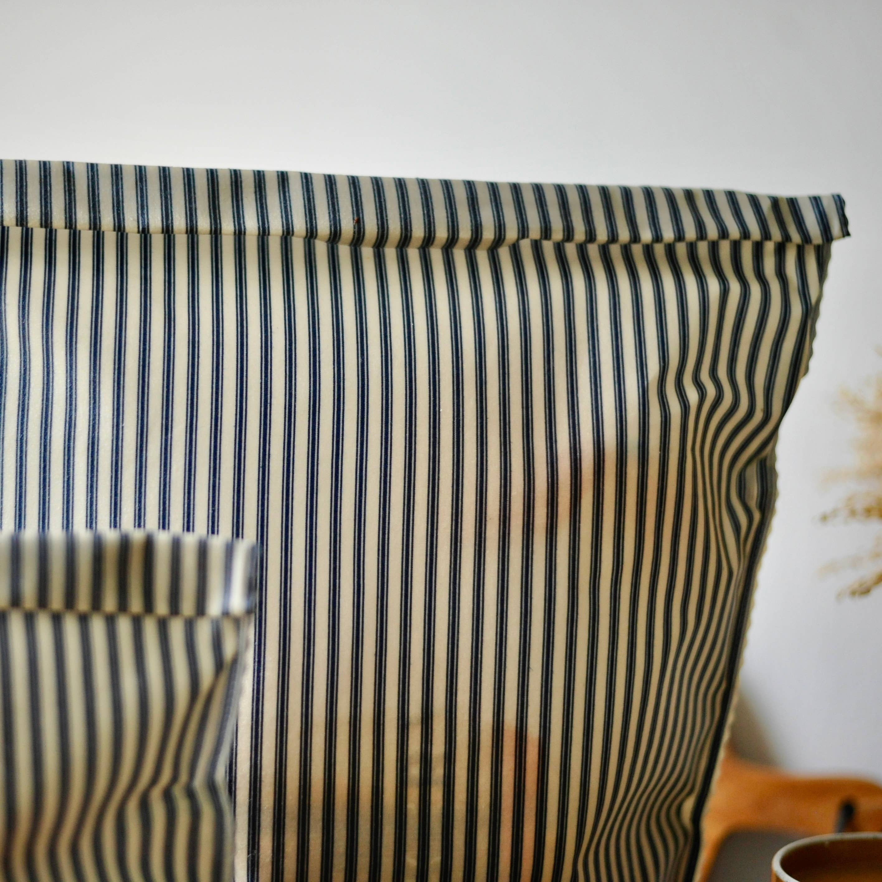 Lou Bees - Vendita all'ingrosso Involucro/sacchetto per alimenti - Borsa in Cotone Leggero a Righe Blu Navy Ispirata allo Stile Francese in Cera d'Api4