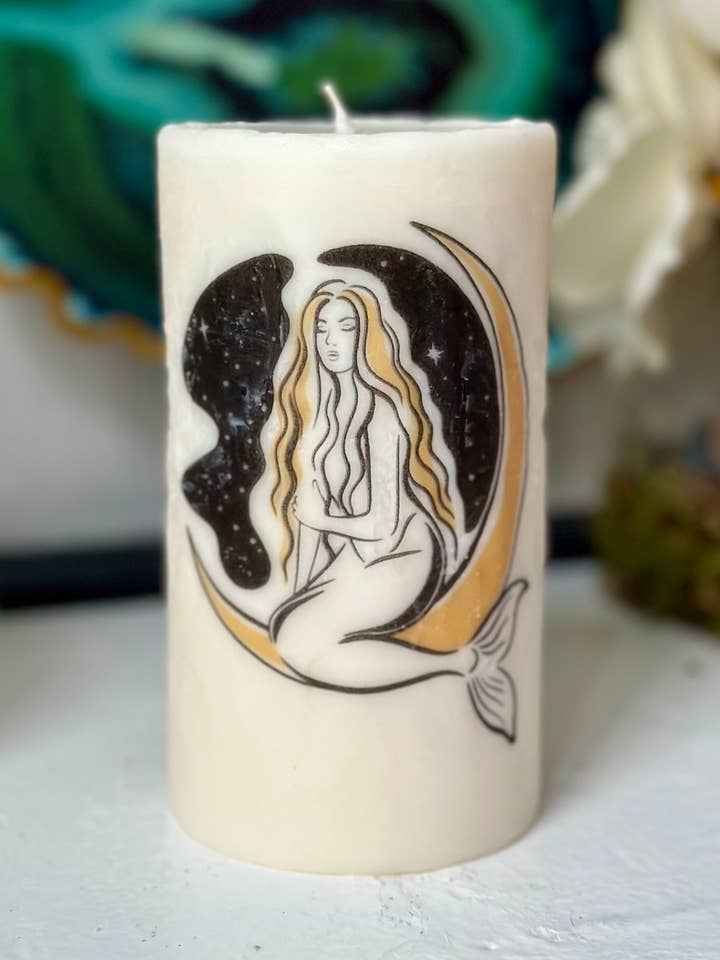 Vela con forma de pilar alto con forma de sirena en la luna para venta al por mayor de Peaceful Vibes Essential