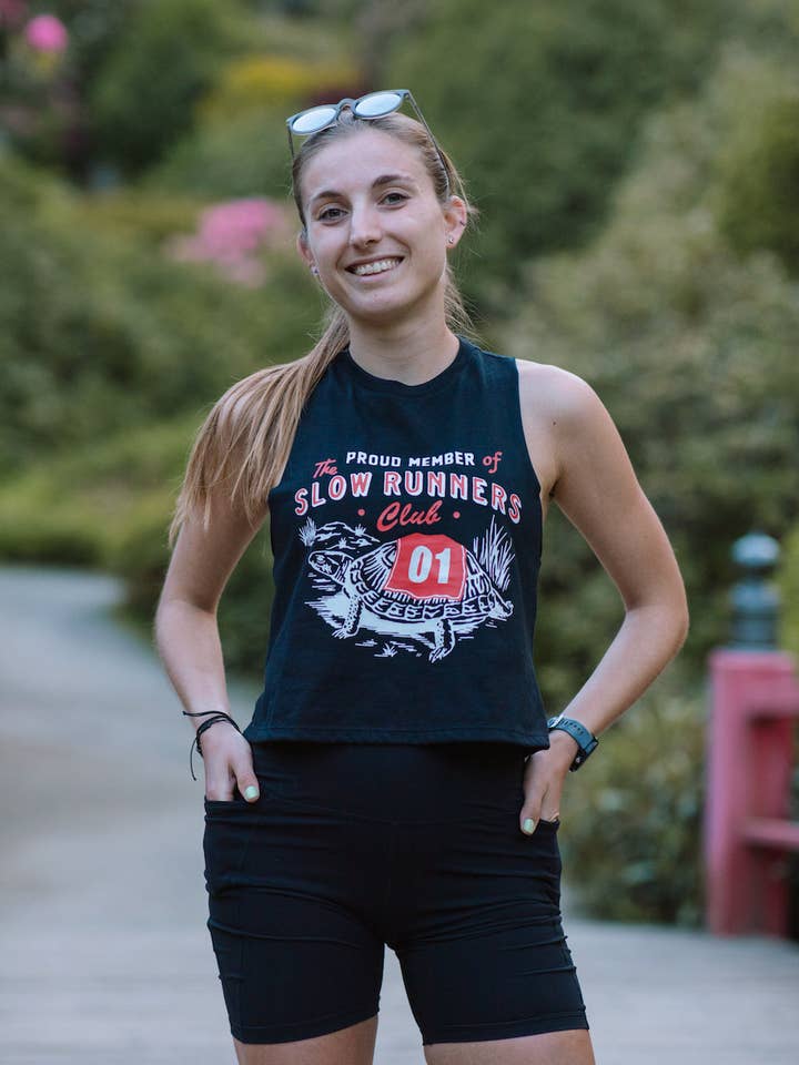 Camiseta corta con espalda cruzada de Slow Runners Club para venta al por mayor de Sarah Marie Running Co