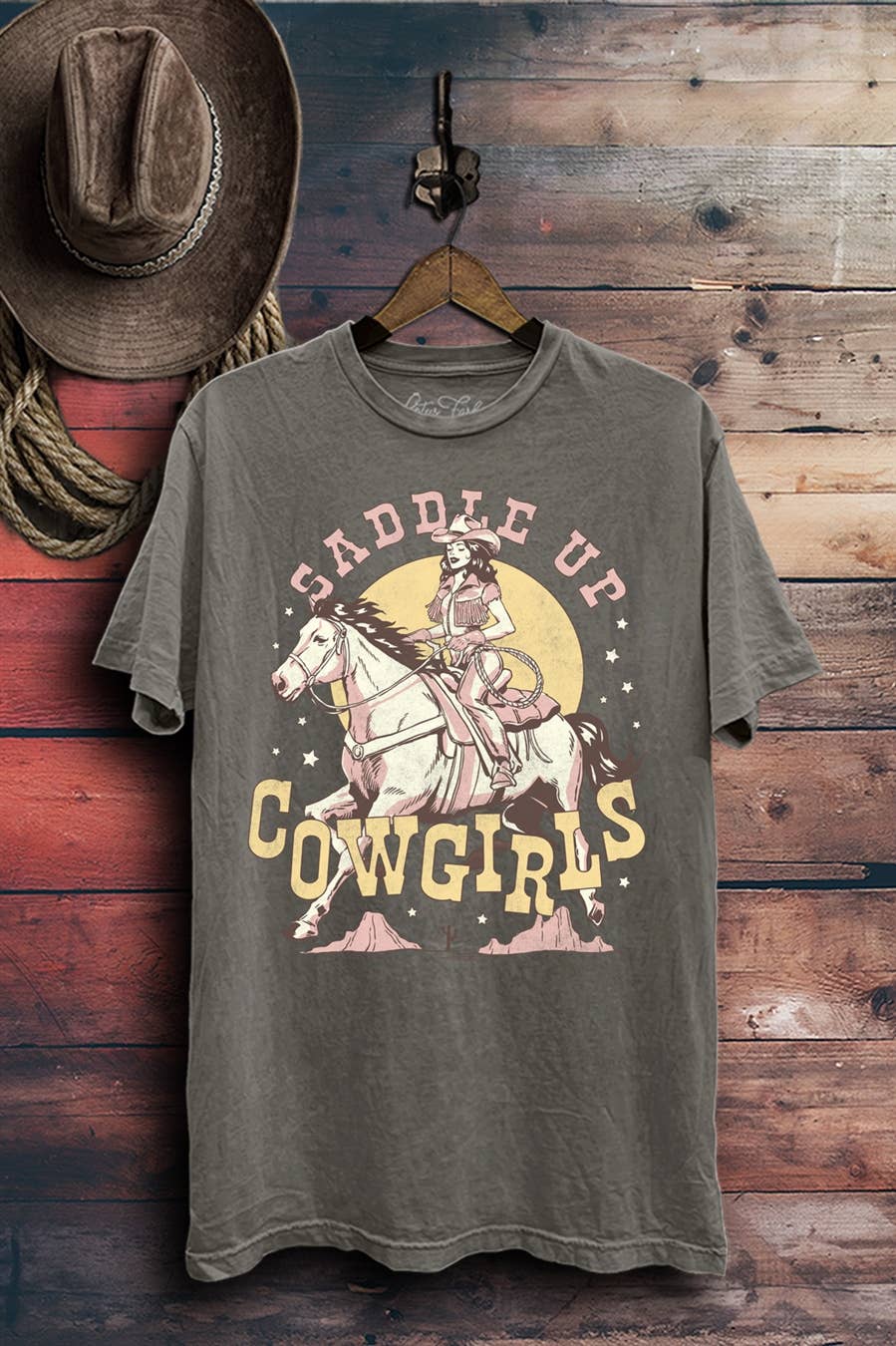 Lotus Fashion Collection – wholesale T-shirt med logga - Dam – Saddle Up Cowgirls Grafisk Topp6