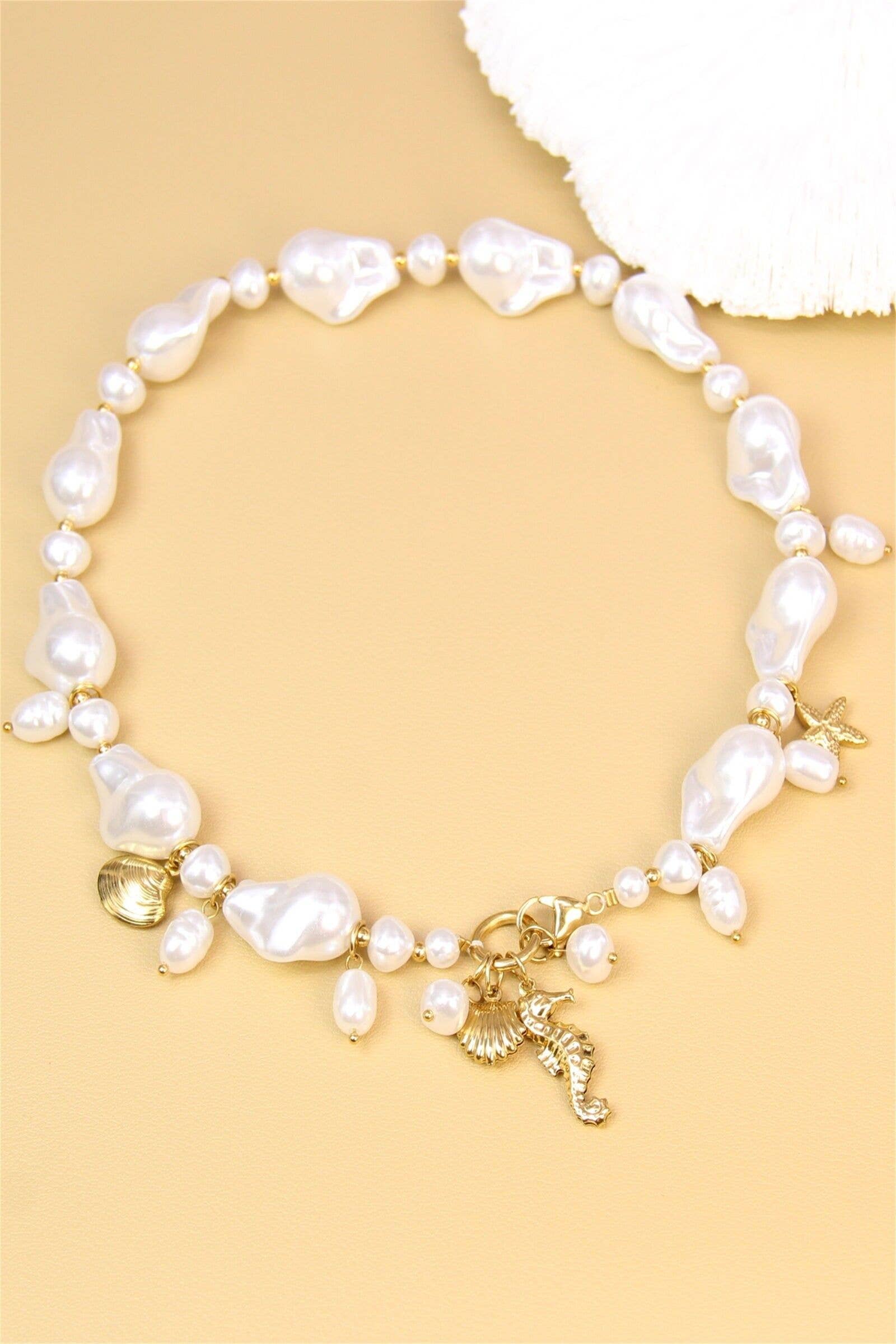 BELLISSIMA BIJOUX - Vendita all'ingrosso Collane di perline/perle - Collana con perle barocche e ciondoli marini dorati1