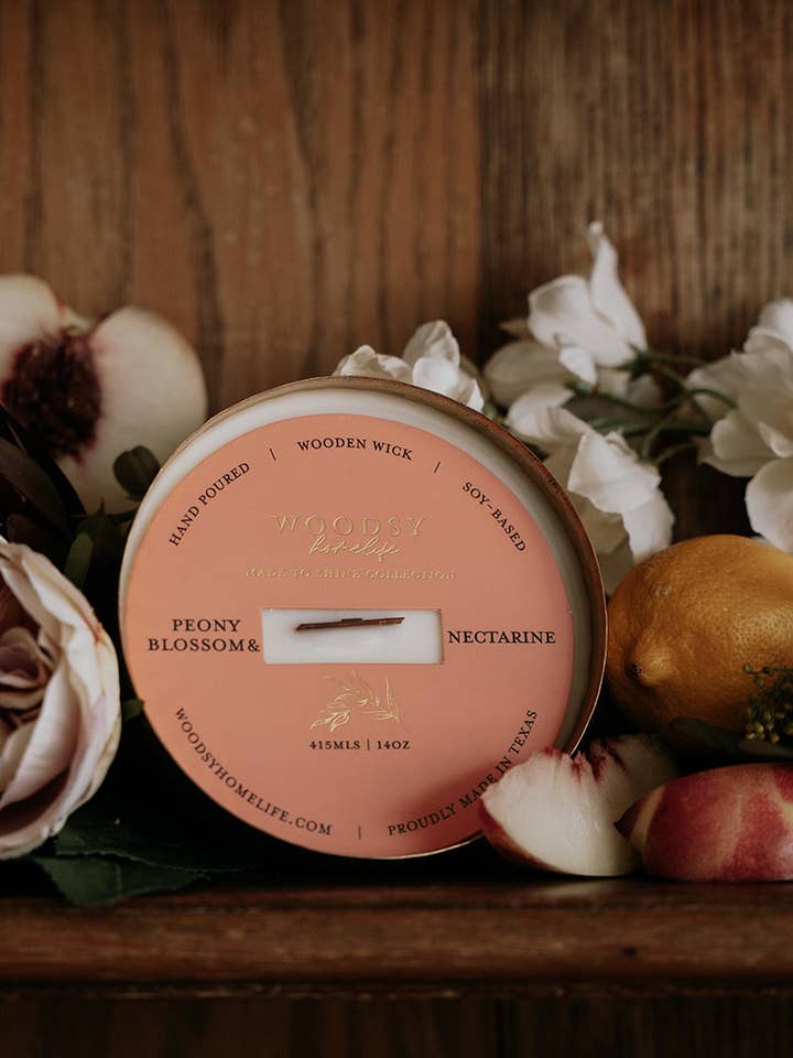 Bougie de soja pur 14 oz en laiton massif Peony Blossoms & Nectarine pour la vente par Woodsy Homelife