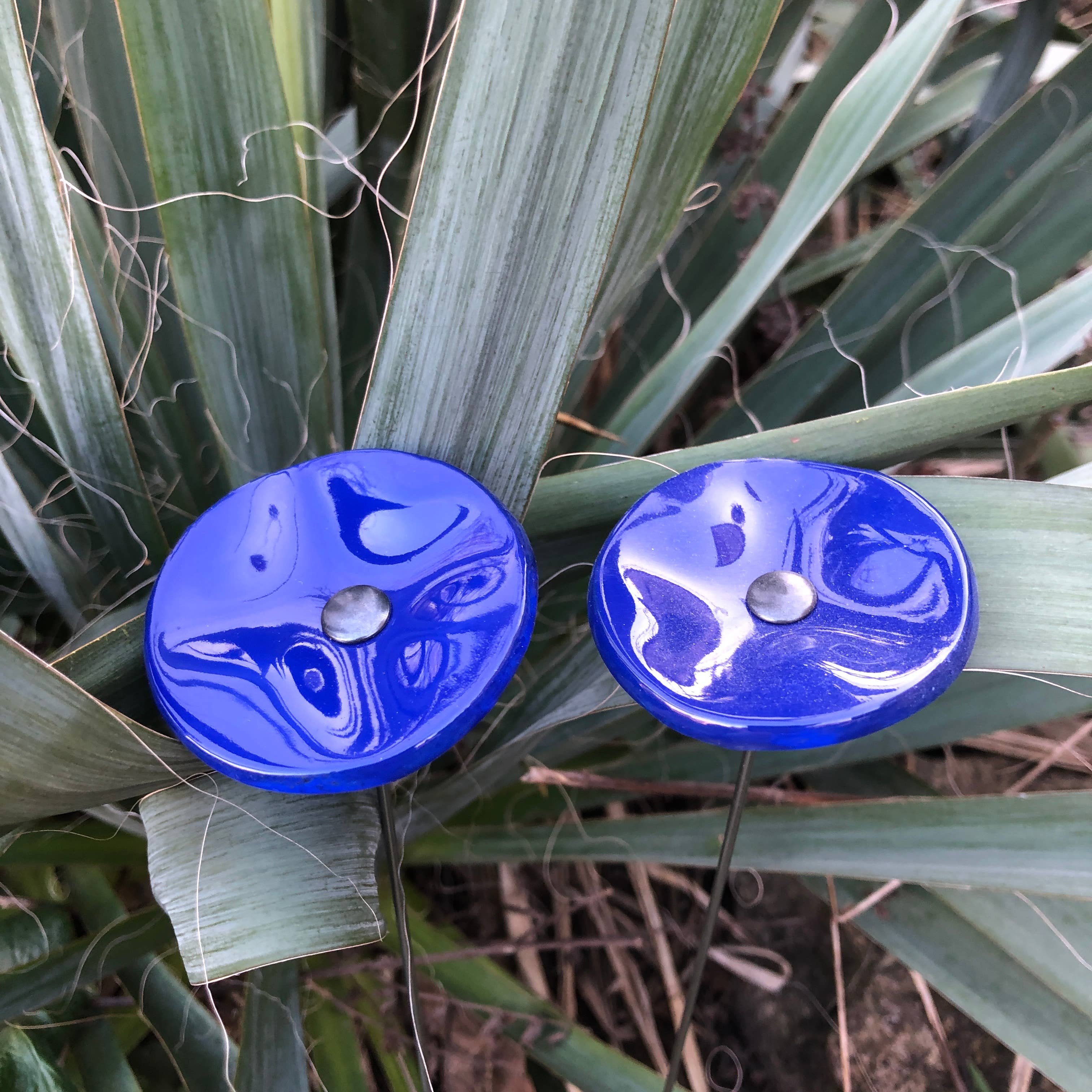 CARNEOL GLASS - Wholesale Garden/Lawn Stake - Small Glass Flower For Outside In L.Blue2