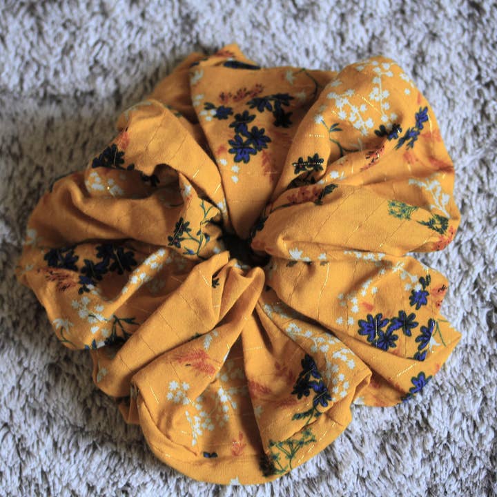 Esmée AccessoriesNco – Großhandel Haargummi – Damen – XXL-Viskose-Haargummi mit Blumen und goldenem Faden, Gelb