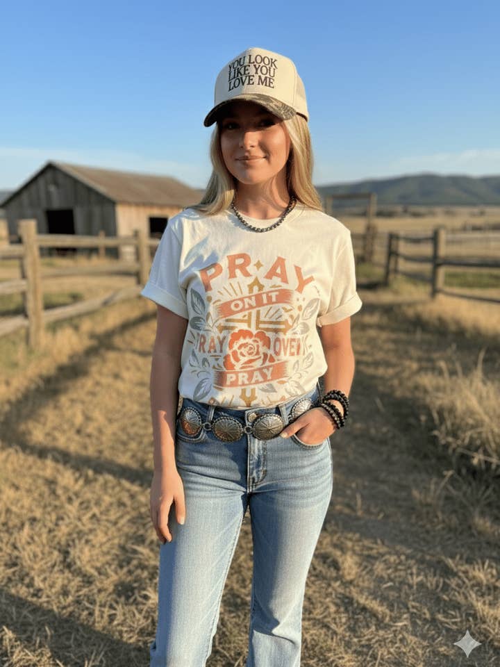 Gebetskrieger Grafik-T-Shirt für den Großhandel von Wild Junkie