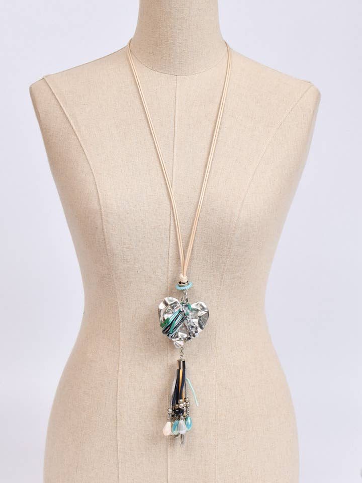 Långt halsband med hjärta och fransar 0047 för wholesale av Victoria Moda