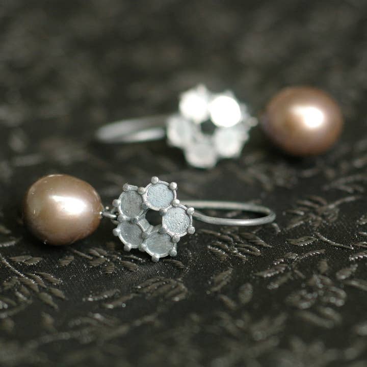 Ragazza con orecchini di perle con perla nera 5 lati per la vendita all'ingrosso da parte di Hester Zagt Sieraden