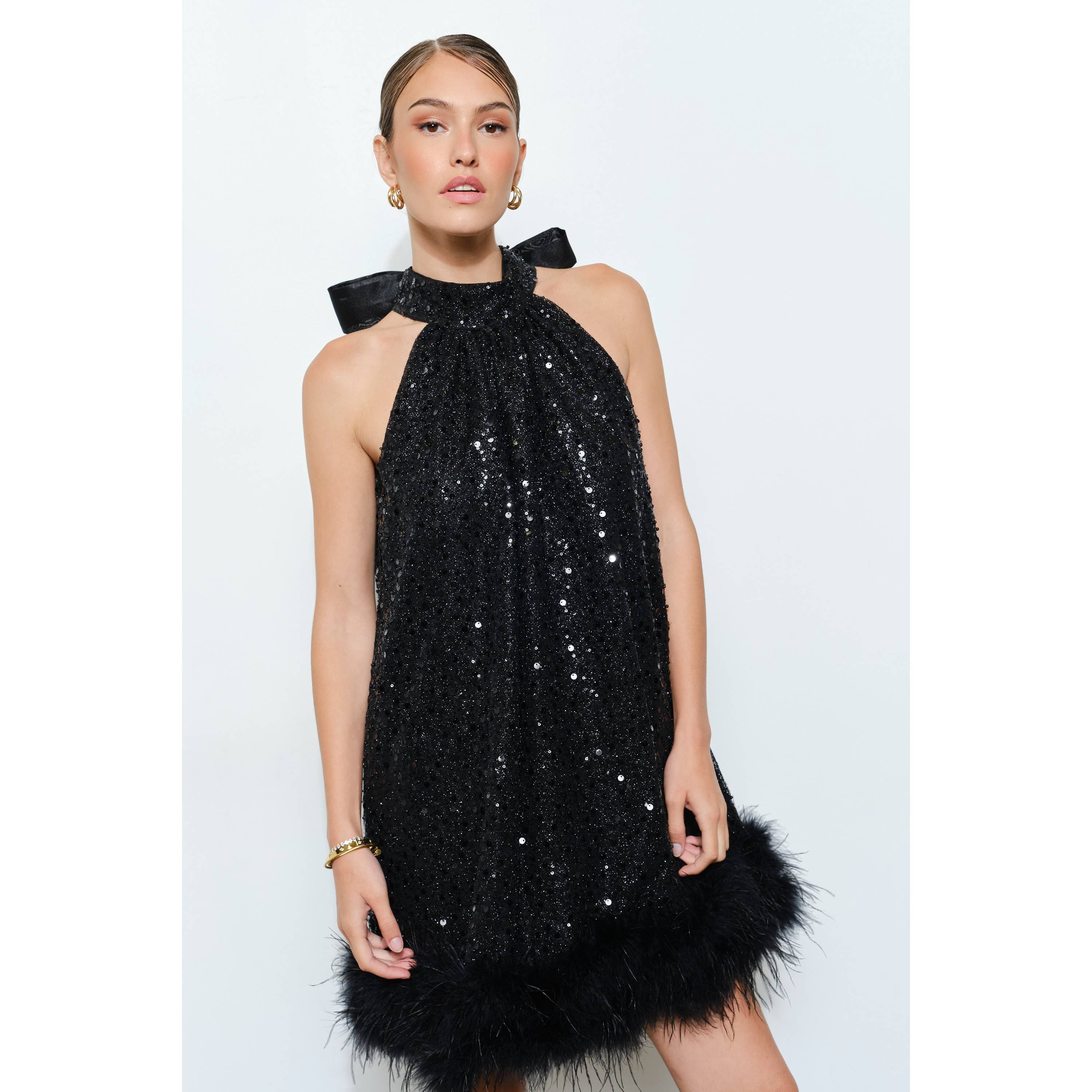 INA – Vestido - Mulher por atacado – Vestido Mini Halter com Laço nas Costas e Apliques de Lantejoulas e Penas2