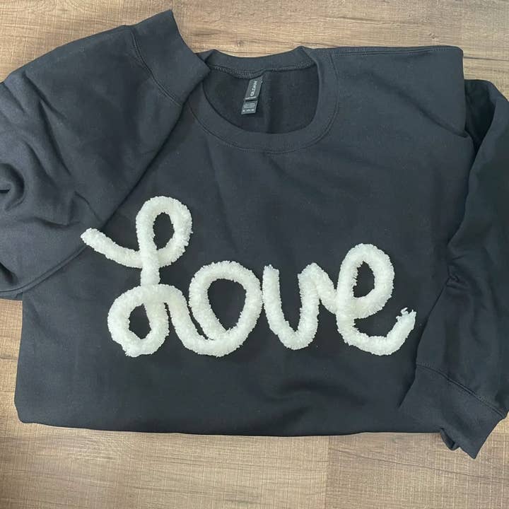 CUSTOM YOUTH Chenille Garn Broderet Sweatshirt for engroshandel hos McKenzie’s Infinity LLC