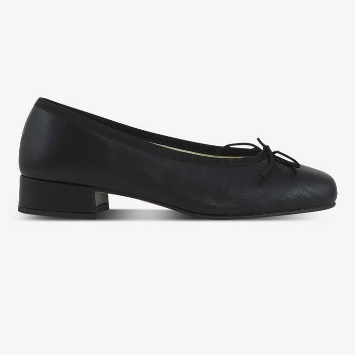 Salon “On the Black Floor” for wholesale by Deisidro