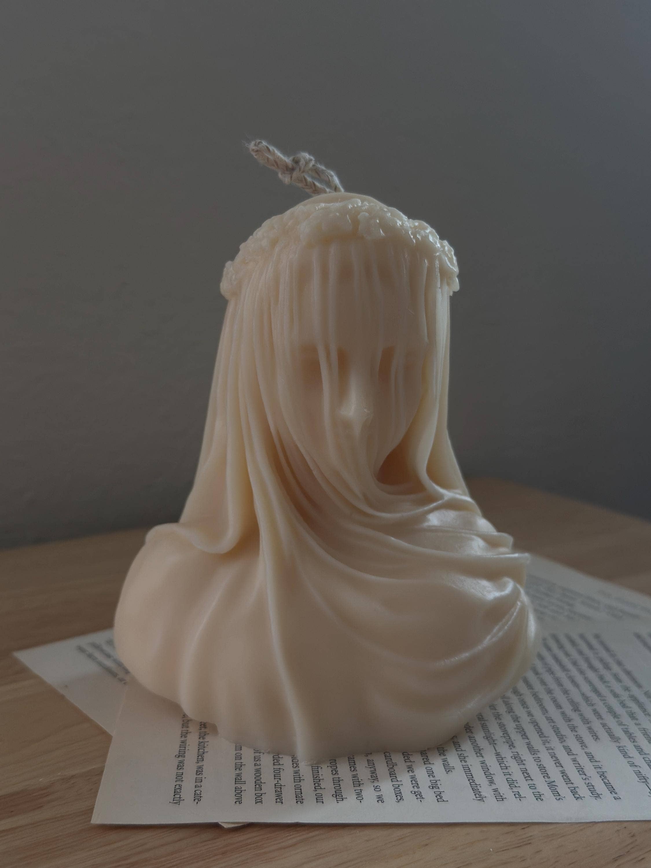 MikuniCandle - Venta al por mayor Velas de diseño llamativo - Decoración Minimalista de Vela de Dama Velada de Antonio Corradini5