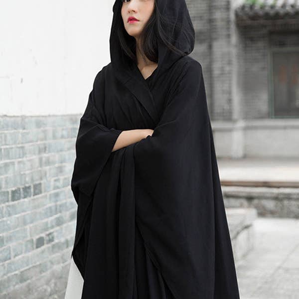 Cape à capuche simple et unie à manches chauve-souris pour la vente par Plush Looks