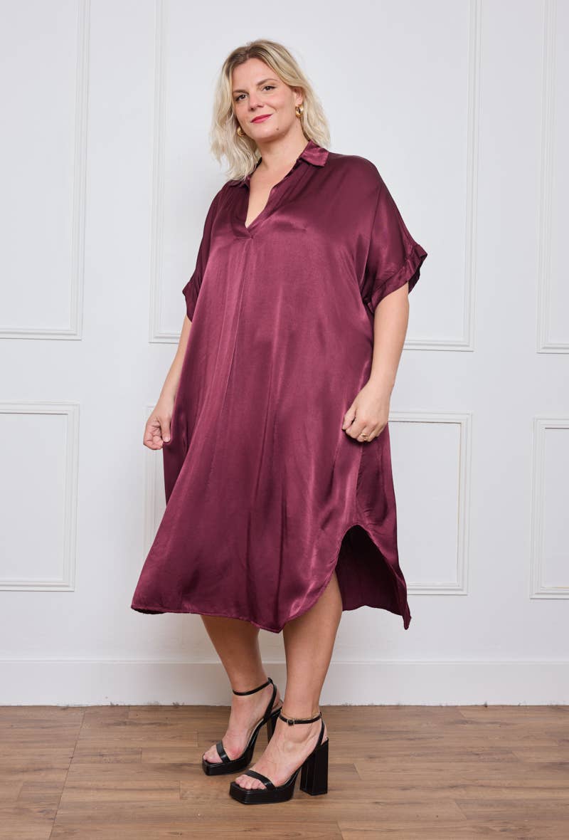 C'MELODIE - Wholesale Jurk - Dames - Losvallende plus size jurk met polo kraag van dikke satijn - model 89056
