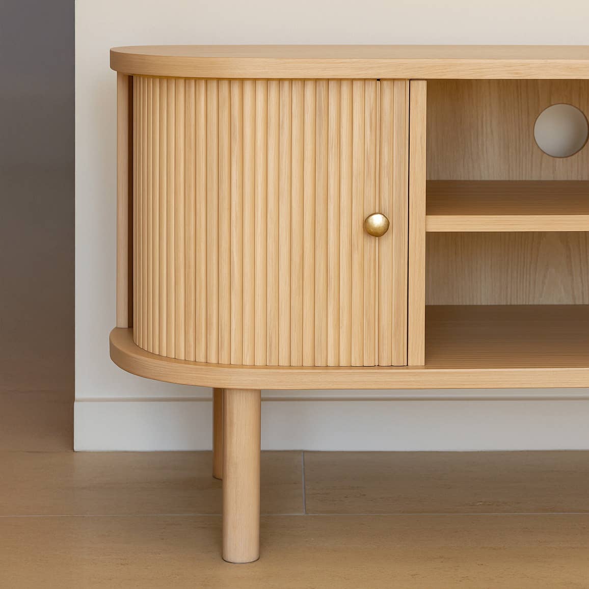 Now's Home - Vendita all'ingrosso Consolle - Mobile Porta TV Hector in legno di pino naturale con ante scorrevoli 110x39x55 cm3