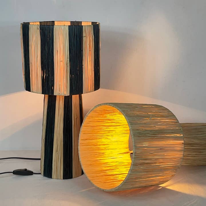 LeBazare - Wholesale Accent/Desk Lamp - Lampes de table en raphia fait main – Lampe à rayures naturelles et noires3