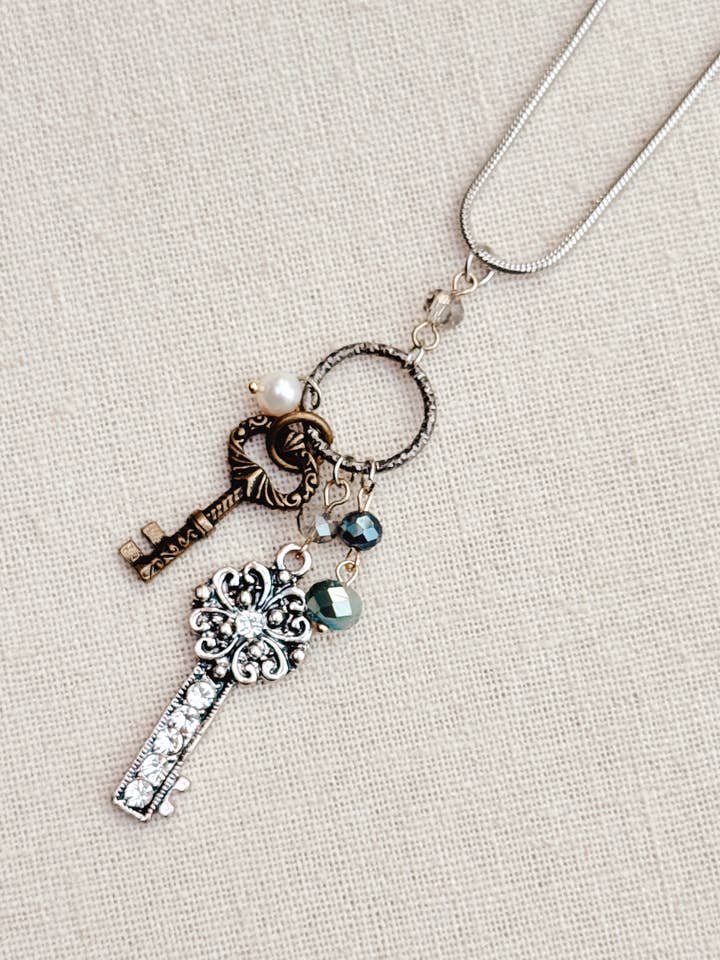 Collier Charm Cluster Clé Romantique pour la vente par Gracie Rose Designs