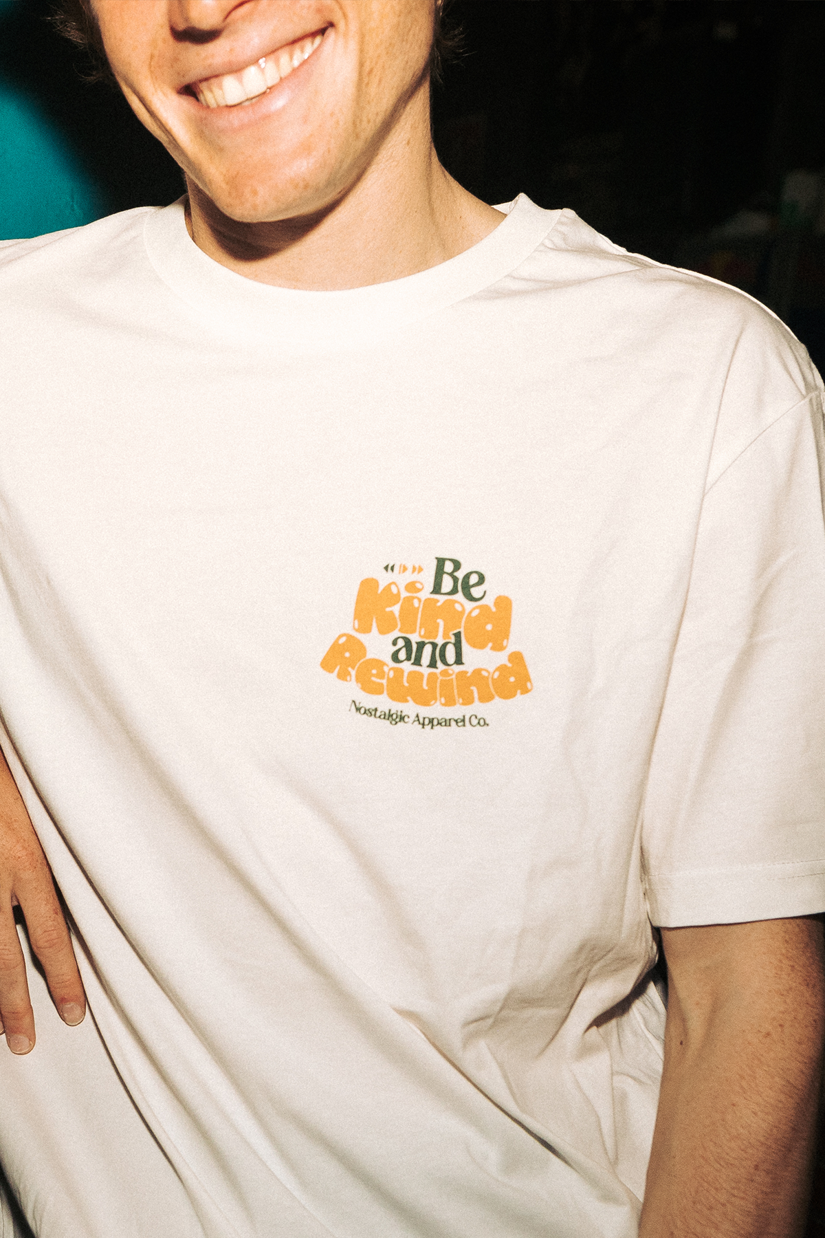 Nostalgic Apparel - Vente T-shirt sérigraphié – unisexe - Soyez gentil et revenez en arrière | OffWhite Tee4