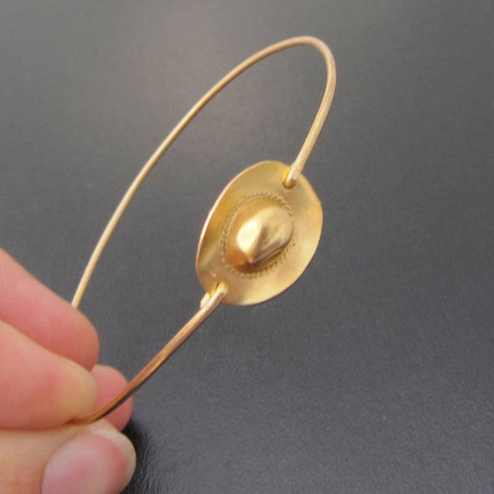 Bracelet chapeau de cowboy pour la vente par Frosted Willow