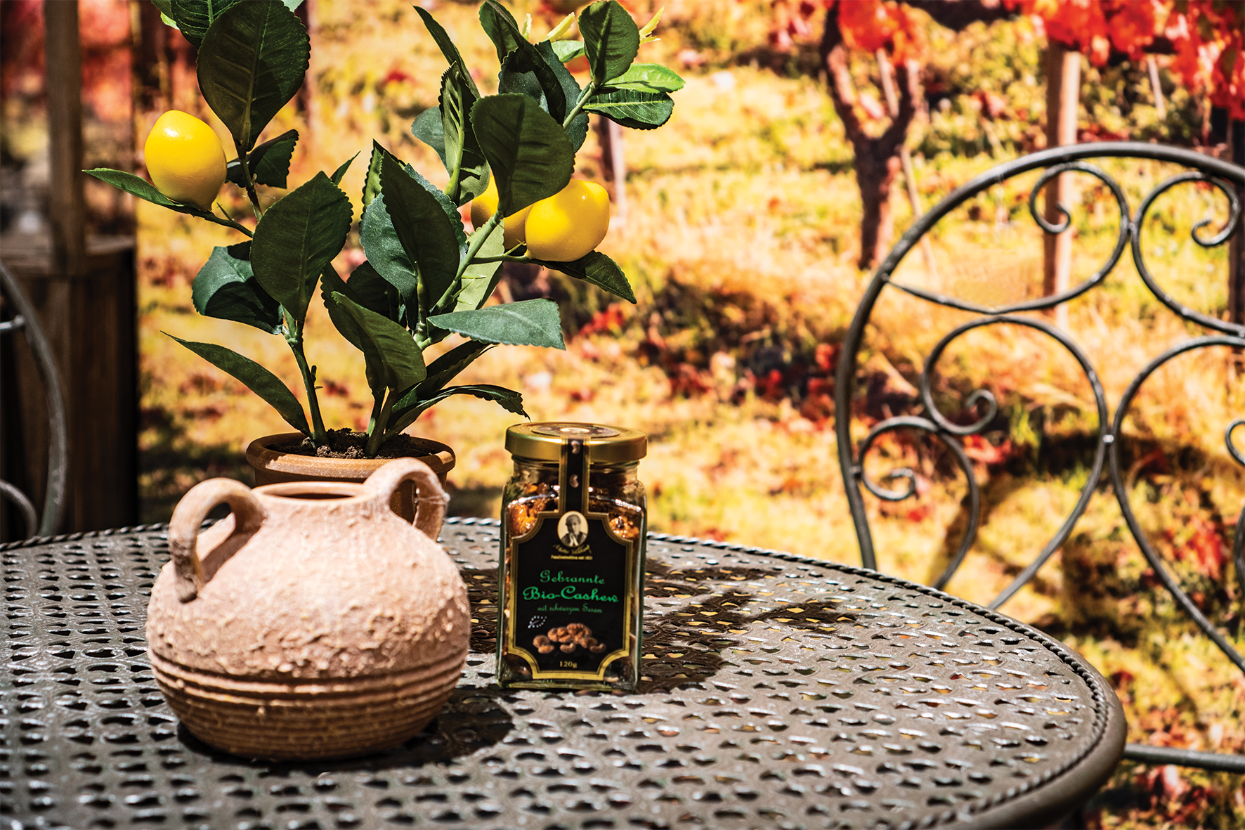 Hamburger Goldmandeln - Wholesale Nuts - Organic cashew with black sesame in a glass 120g2