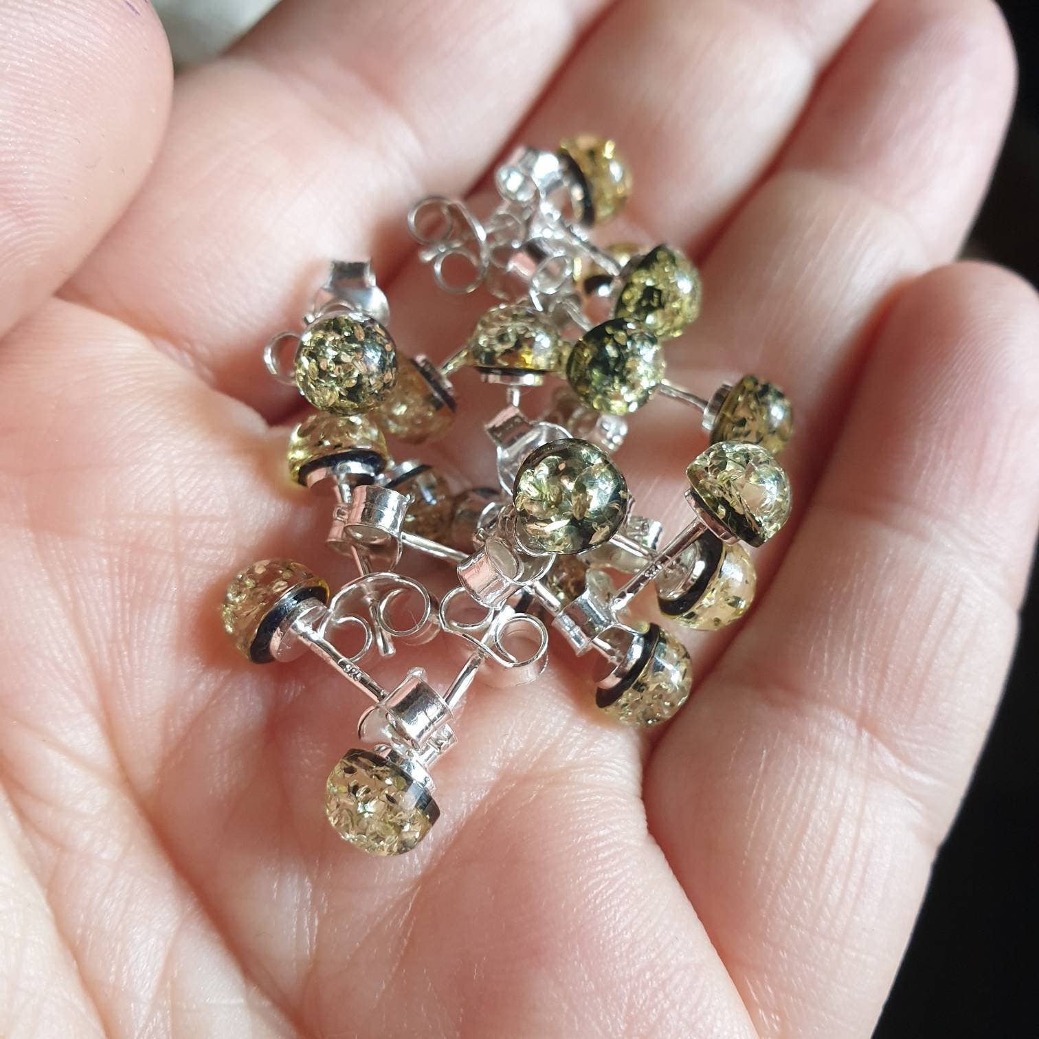 AmberLithuania – wholesale Solitärörhängen – Gröna bärnstenörhängen med stift i sterlingsilver 9253