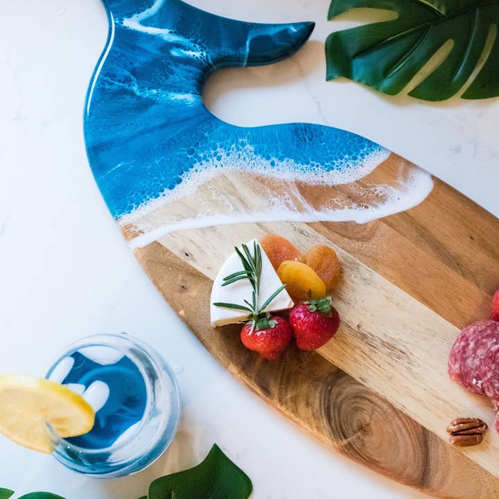Lynn & Liana Designs - Venta al por mayor Tablas de quesos - Tabla de charcutería de ballena de resina con olas del océano - ¡SIN ARANCELES!1
