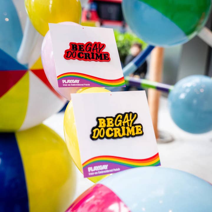 Wees Gay Doe Misdaad – Geborduurde Patch voor wholesale door Play.Gay